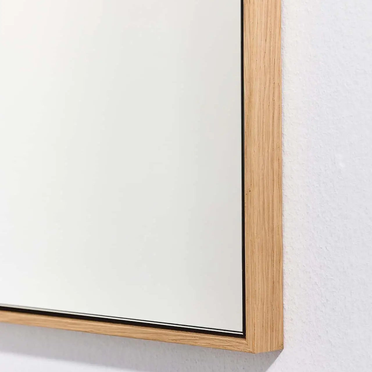 Détail du système de fixation et des crochets du miroir bois rectangulaire