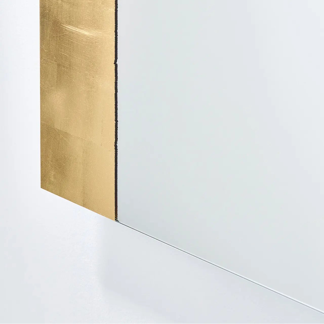 Gros plan sur la finition dorée et le contour du miroir arche doré