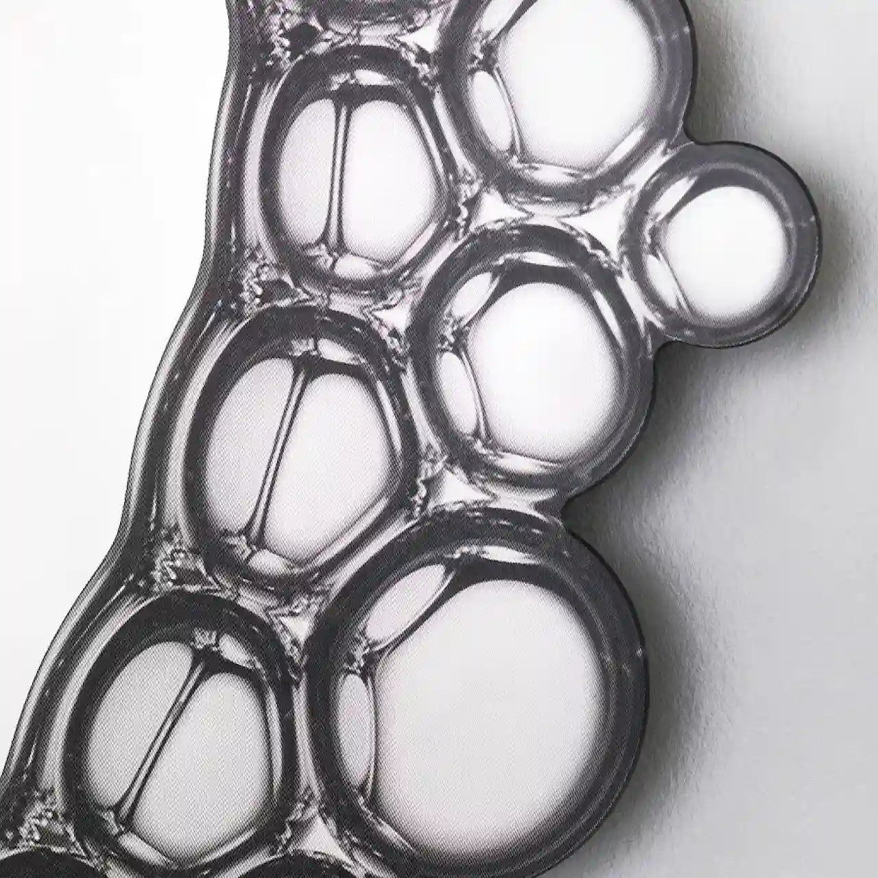 Miroir noir rond sérigraphié bulles dans une salle de bain design