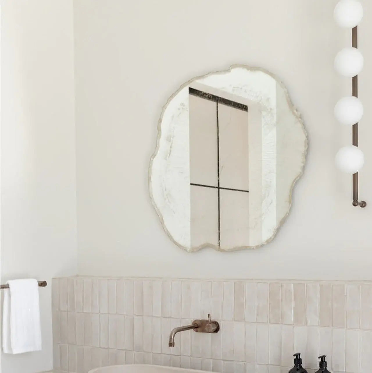 Dimensions miroir design mural blanc - 80x78x2.5cm
