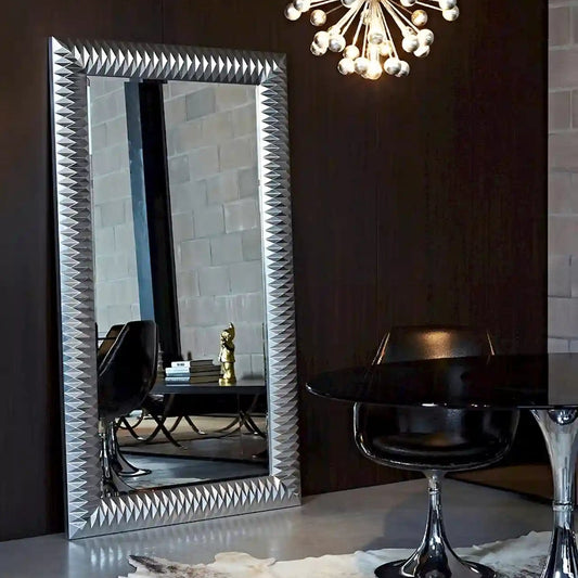 Grand miroir argenté 106x189 cm en décoration de salon
