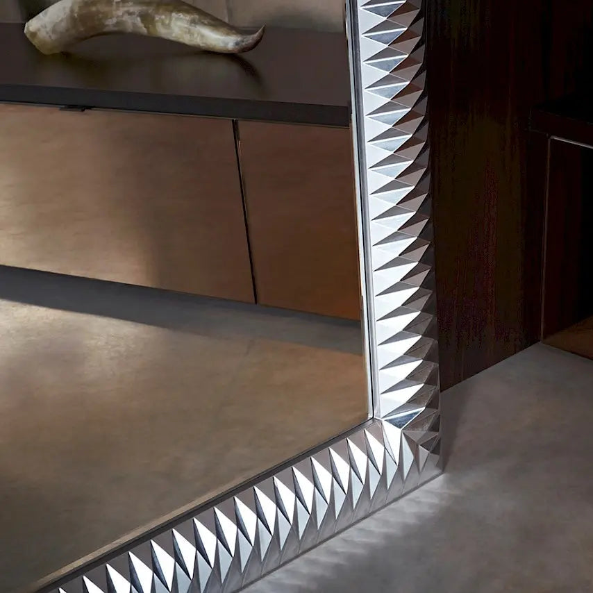 Détail du cadre argenté du grand miroir, finition silver élégante
