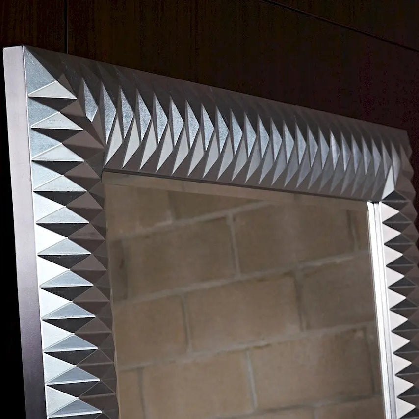 Détail du système de fixation du grand miroir argenté 106x189 cm
