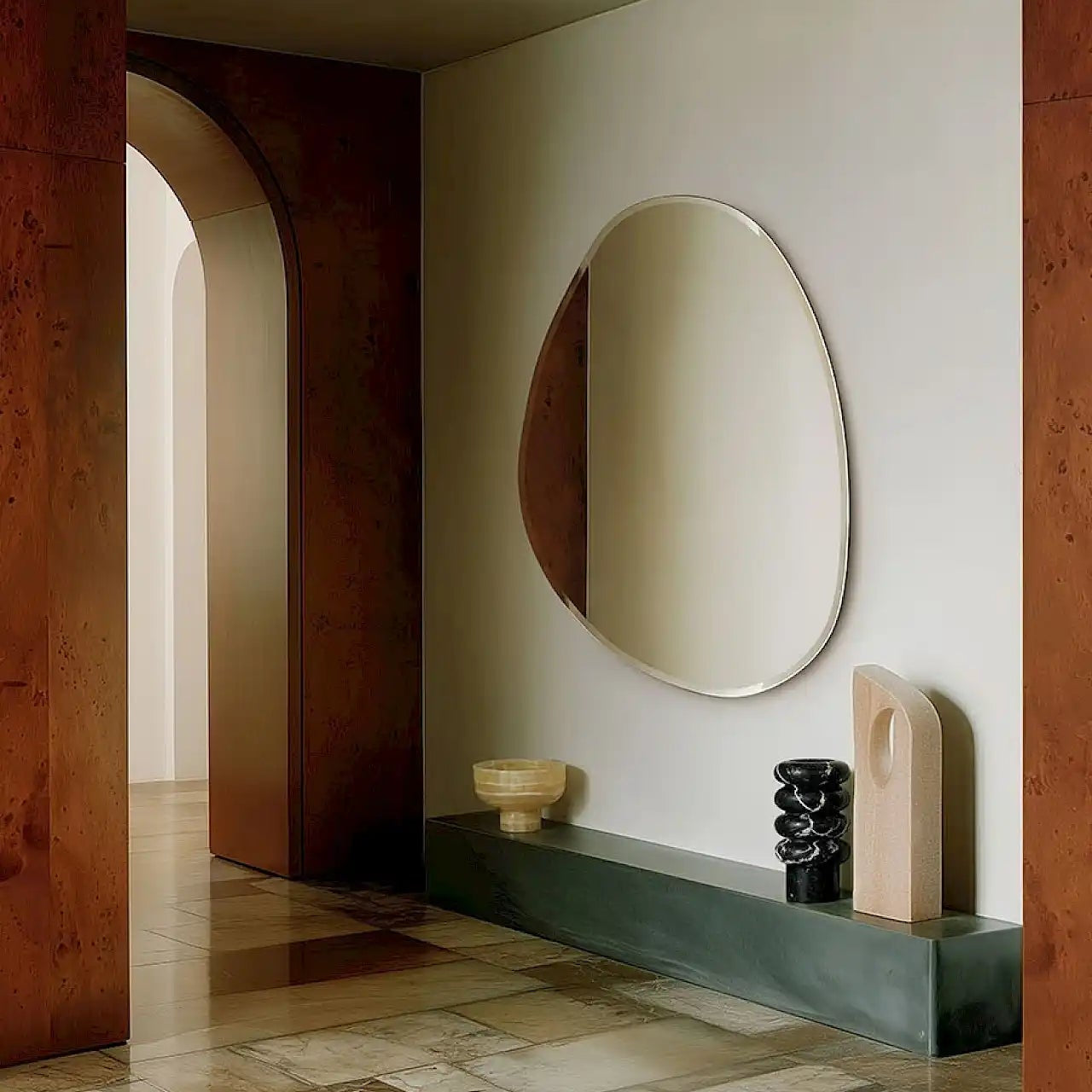 Grand miroir asymétrique en décoration murale dans un intérieur élégant