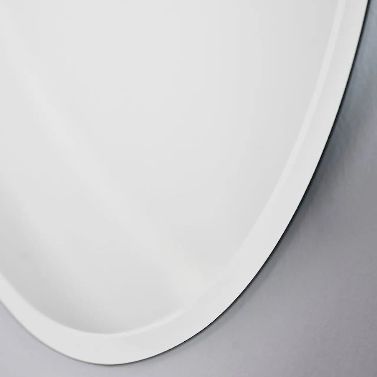 Grand miroir asymétrique 95x136 cm photographié sur fond blanc