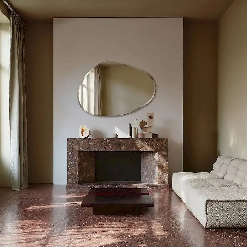 Grand miroir asymétrique dans un salon moderne, vue d'ambiance