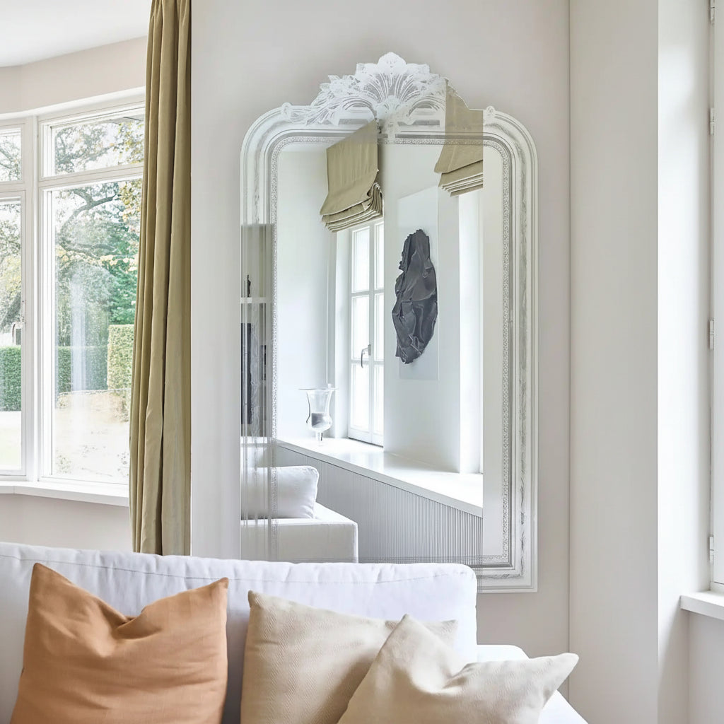 Grand miroir baroque doré 97x175 cm en ambiance chambre élégante
