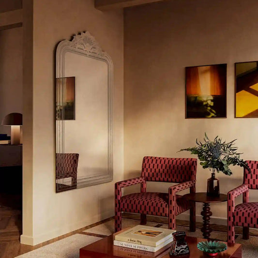 Grand miroir baroque 97x175 cm en décoration de salon
