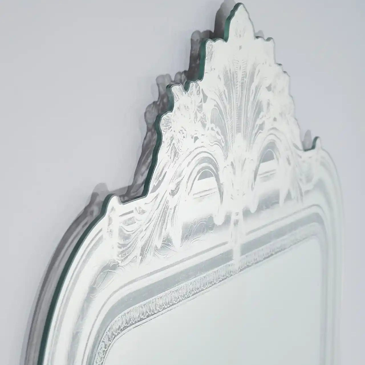 Détail du cadre ornemental du grand miroir baroque, finition dorée sculptée
