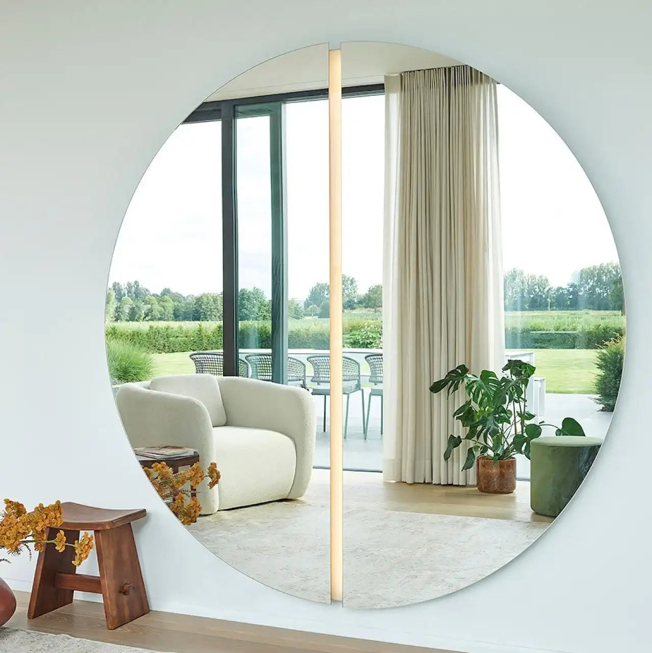 Grand miroir lumineux décoration intérieure moderne et élégante