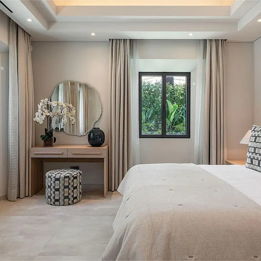 Grand miroir mural organique blanc - mise en situation chambre design