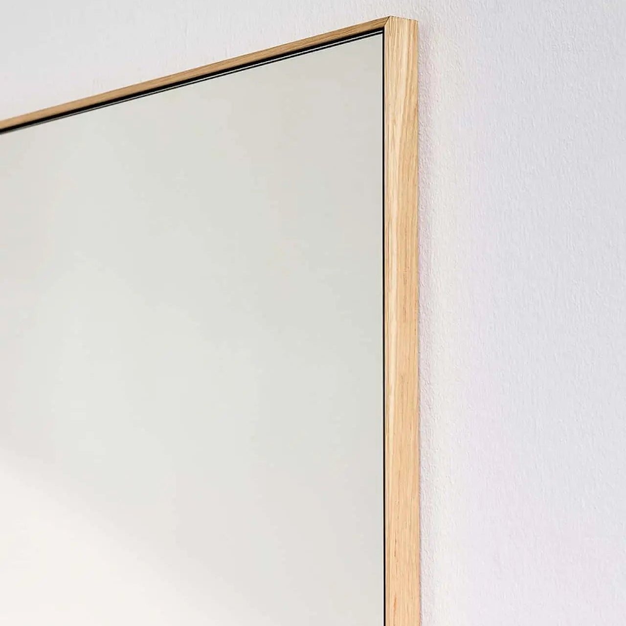 Détail de la finition bois naturel du miroir rectangulaire
