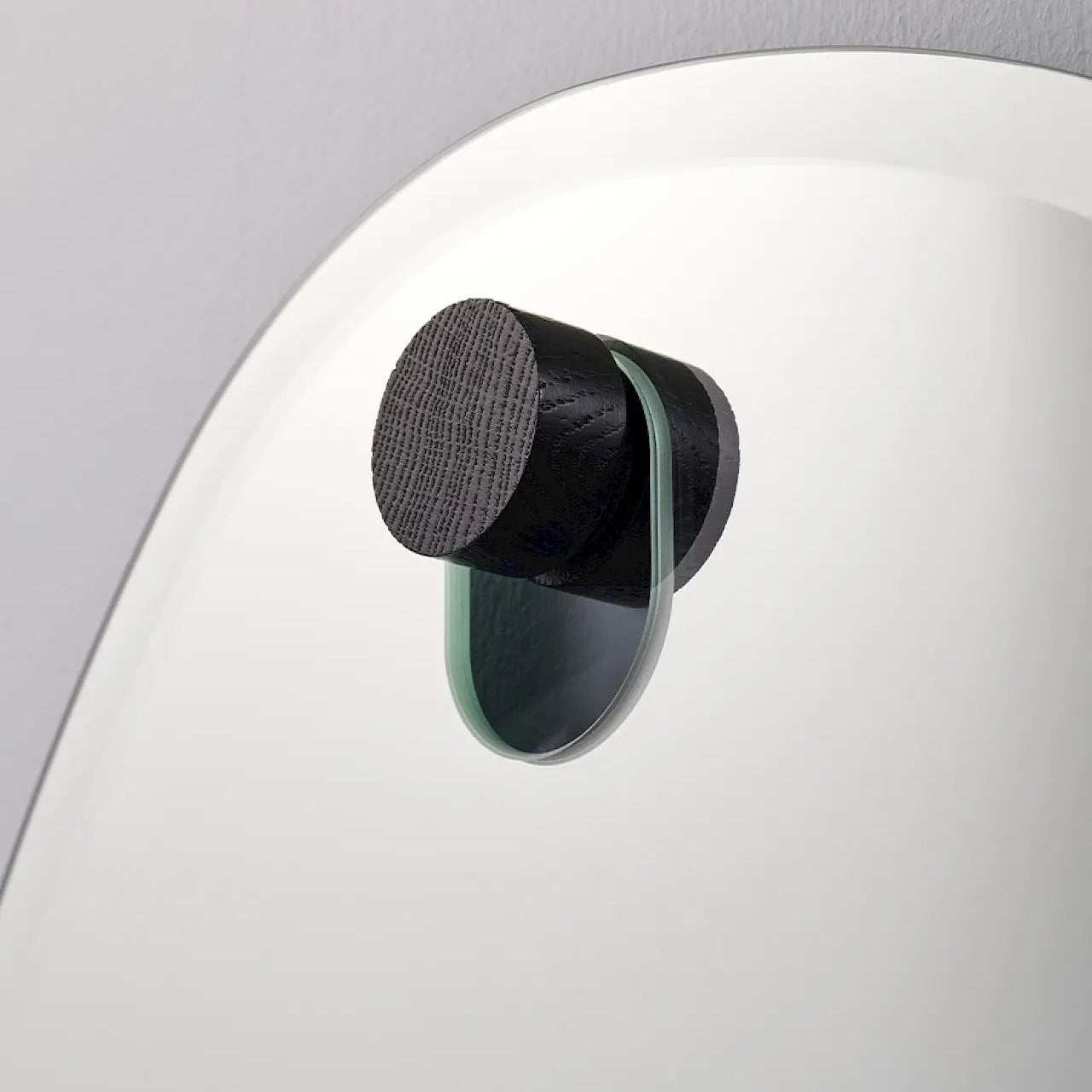 Dimensions du miroir ovoïde : 69 cm de largeur, 122 cm de hauteur, 4,5 cm de profondeur