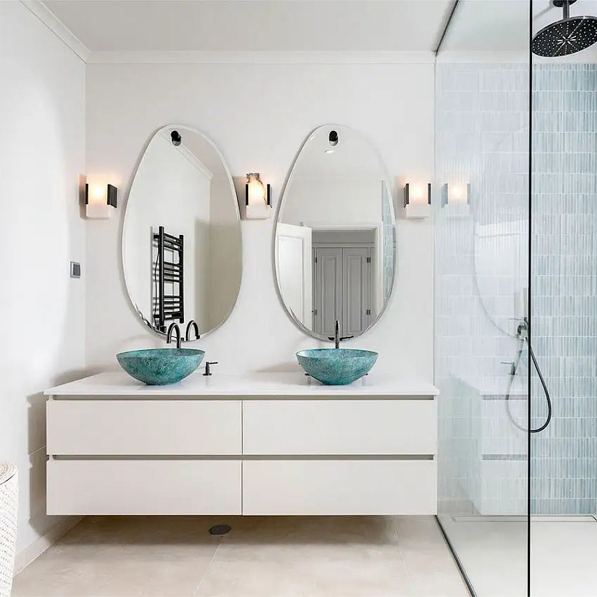 Miroir ovoïde en situation dans un intérieur moderne
