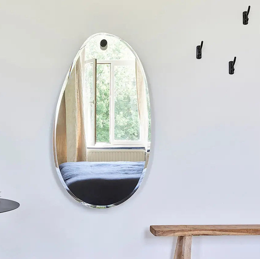 Miroir ovoïde décoratif dans une chambre élégante