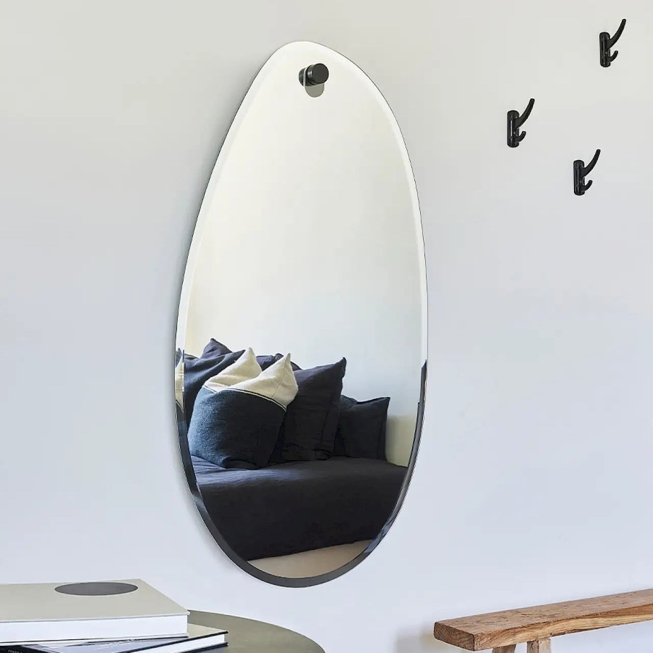 Miroir ovoïde mural dans une décoration intérieure soignée