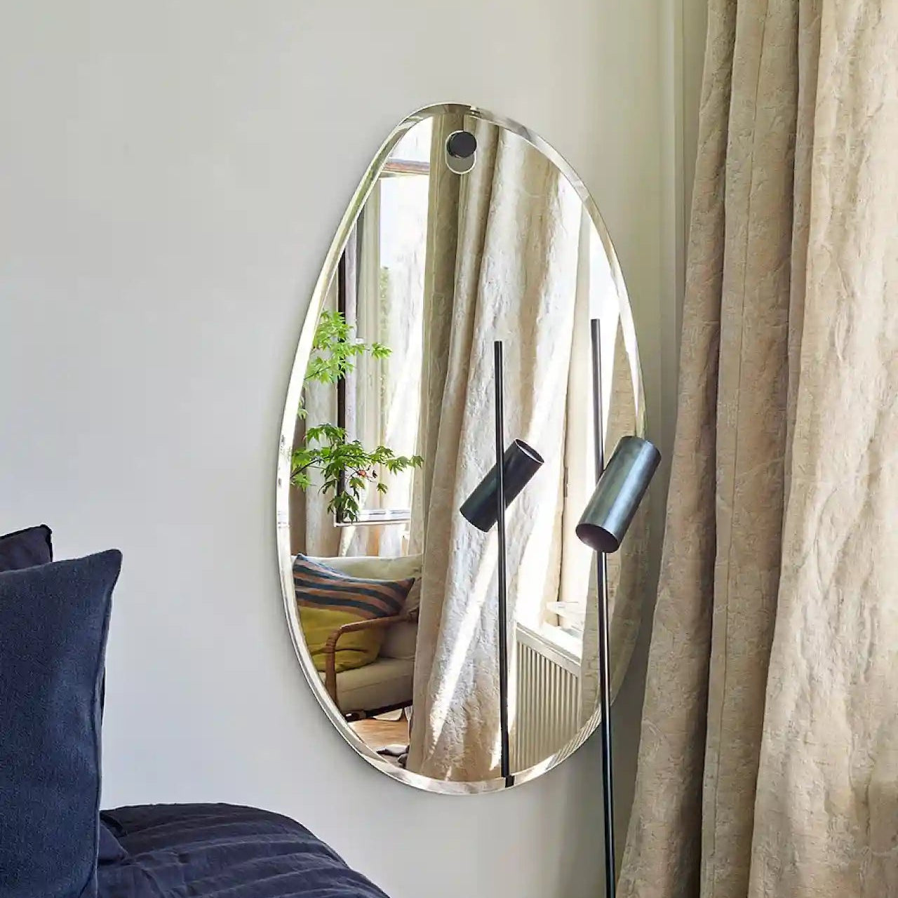 Miroir ovoïde design dans un salon contemporain