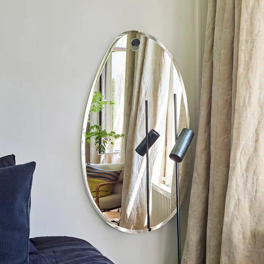Miroir ovoïde design dans un salon contemporain