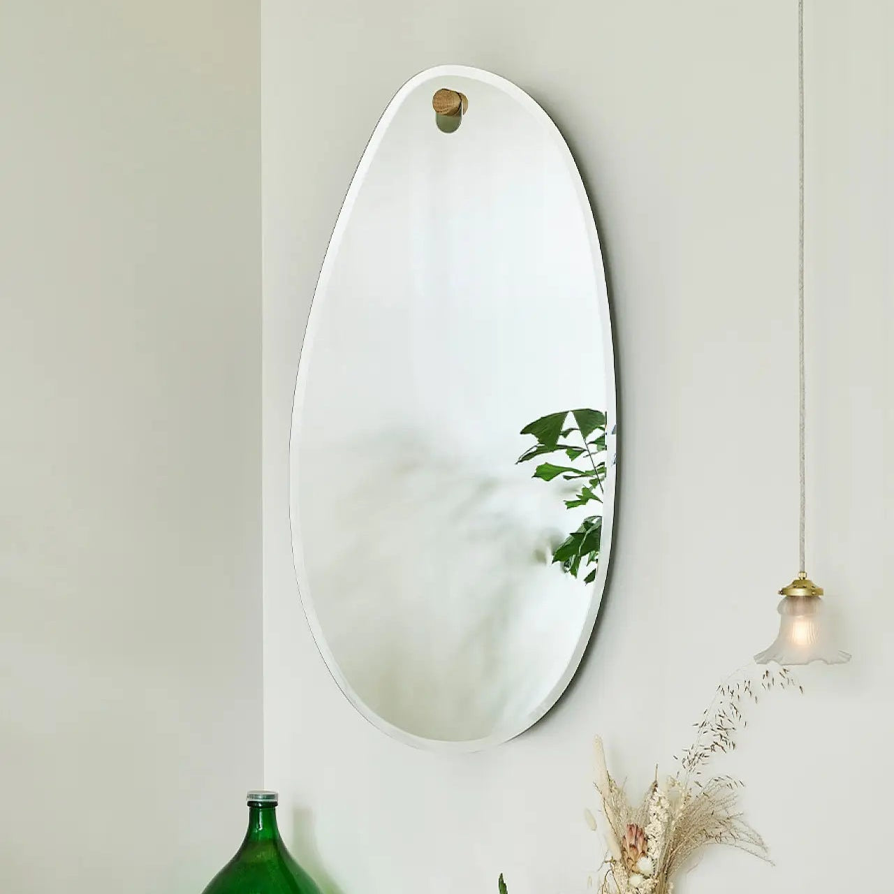 Miroir ovoïde style design dans un espace raffiné