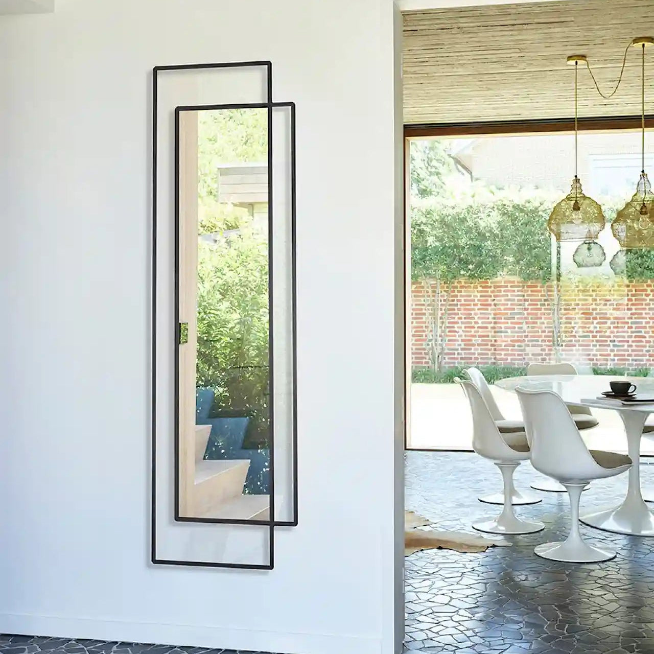 Miroir rectangle noir installé dans une salle de bain moderne
