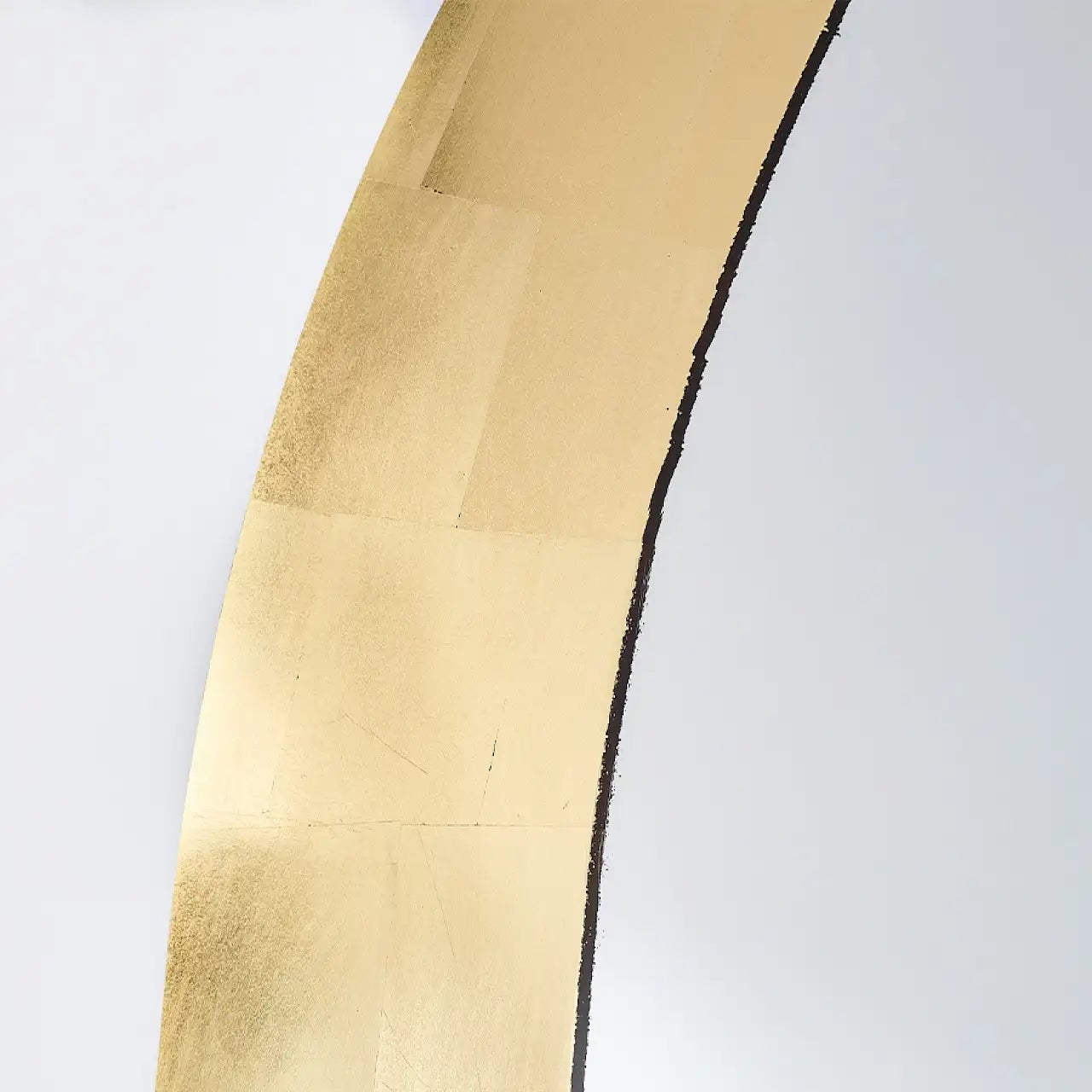 Détail du cadre doré et de la forme en arche du miroir arche doré 70x170 cm
