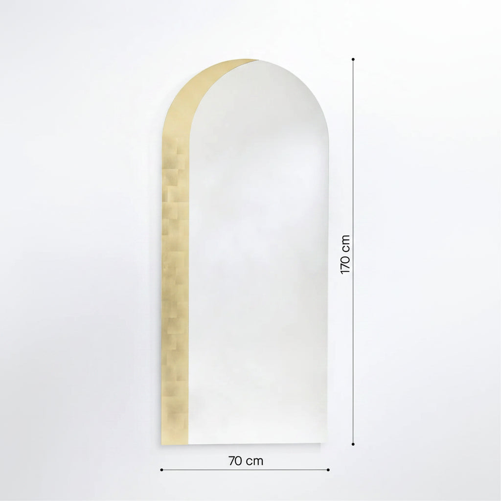 Dimensions du miroir arche doré : 70 cm de large, 170 cm de haut, 1 cm de profondeur

