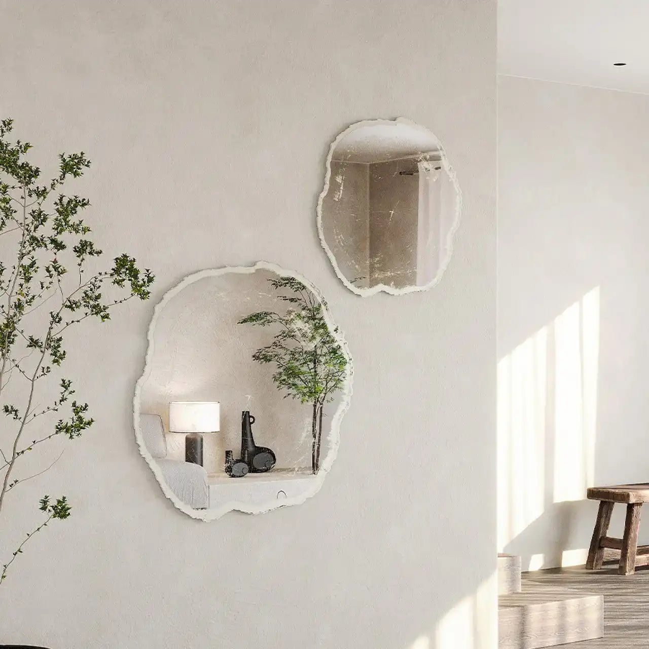 Miroir design mural blanc dans salon contemporain - décoration intérieure
