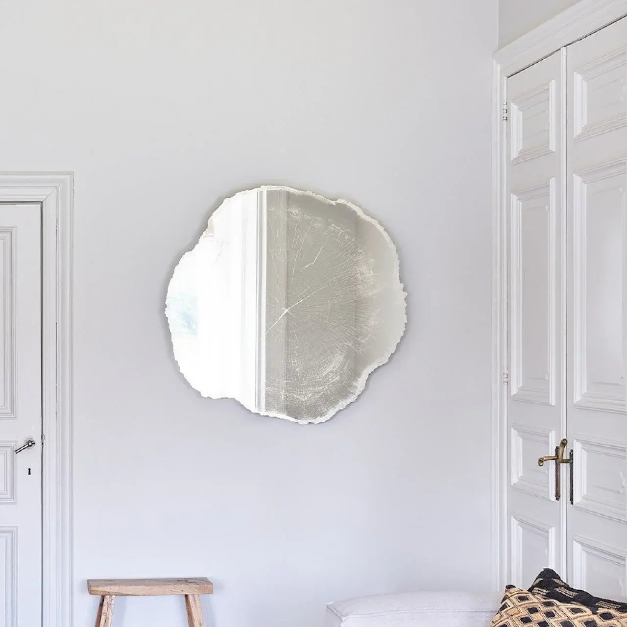 Miroir design mural organique blanc sérigraphié - vue d'ensemble 80x78cm