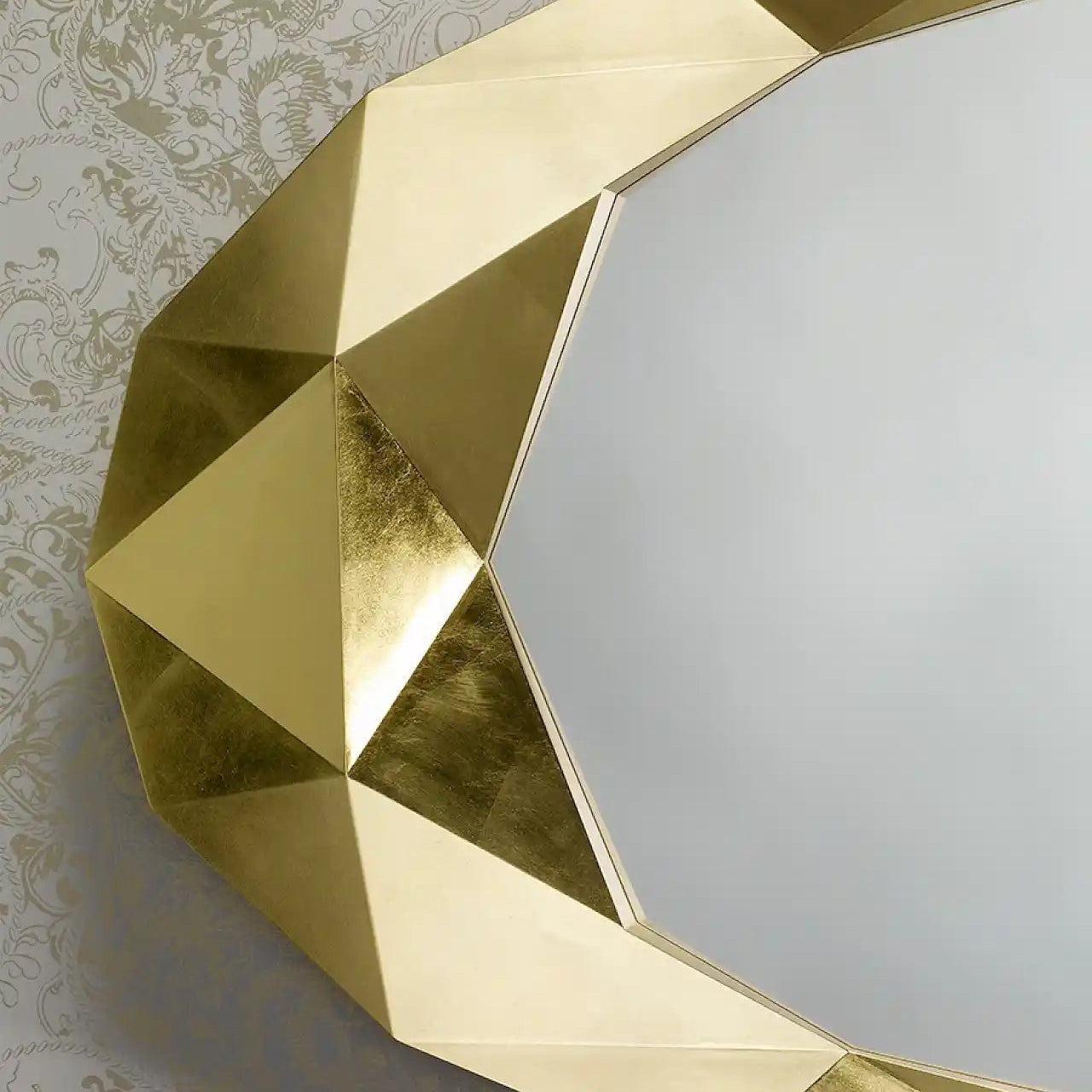 Détail de la finition dorée et de la forme en diamant du miroir diamant doré 93x152 cm
