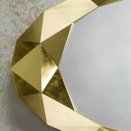 Détail de la finition dorée et de la forme en diamant du miroir diamant doré 93x152 cm
