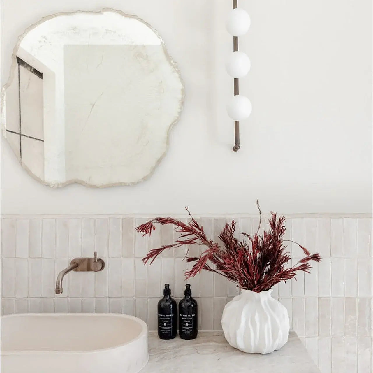 Miroir mural décoratif blanc inspiration nature - ambiance salon moderne
