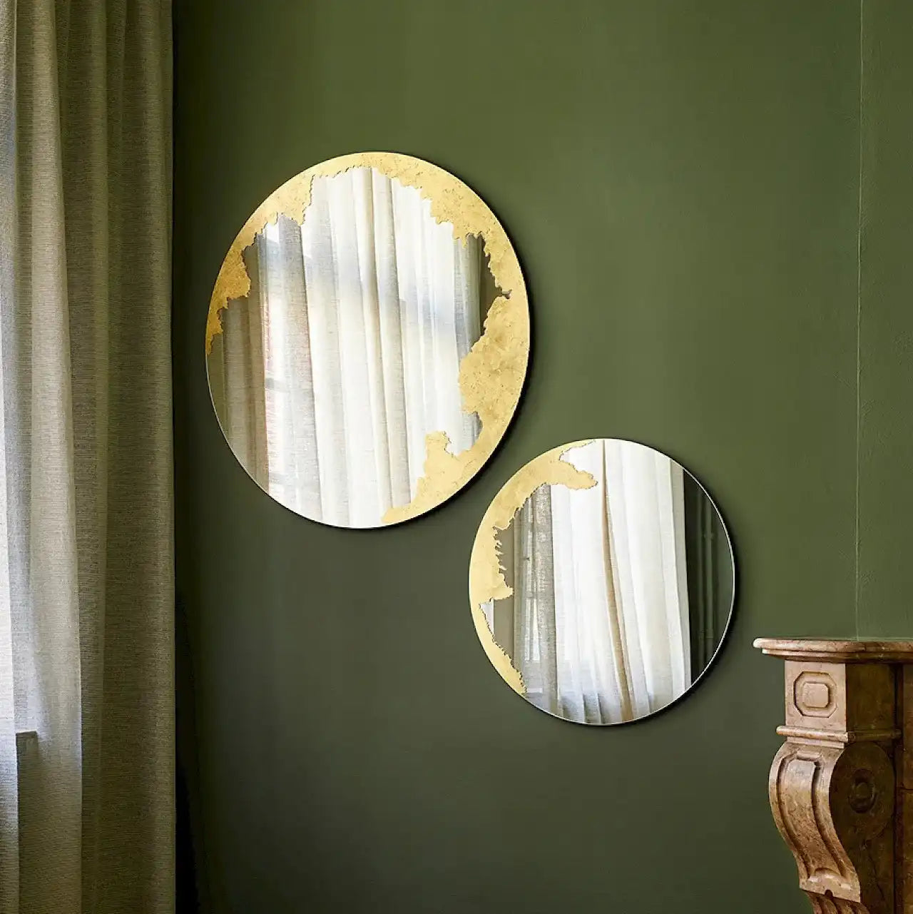 Grand miroir rond doré 100cm - mise en situation salon moderne