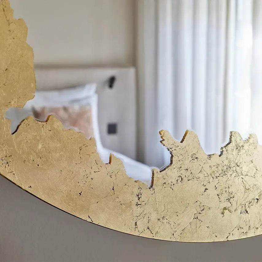 Miroir rond doré - détail finition dorée artisanale
