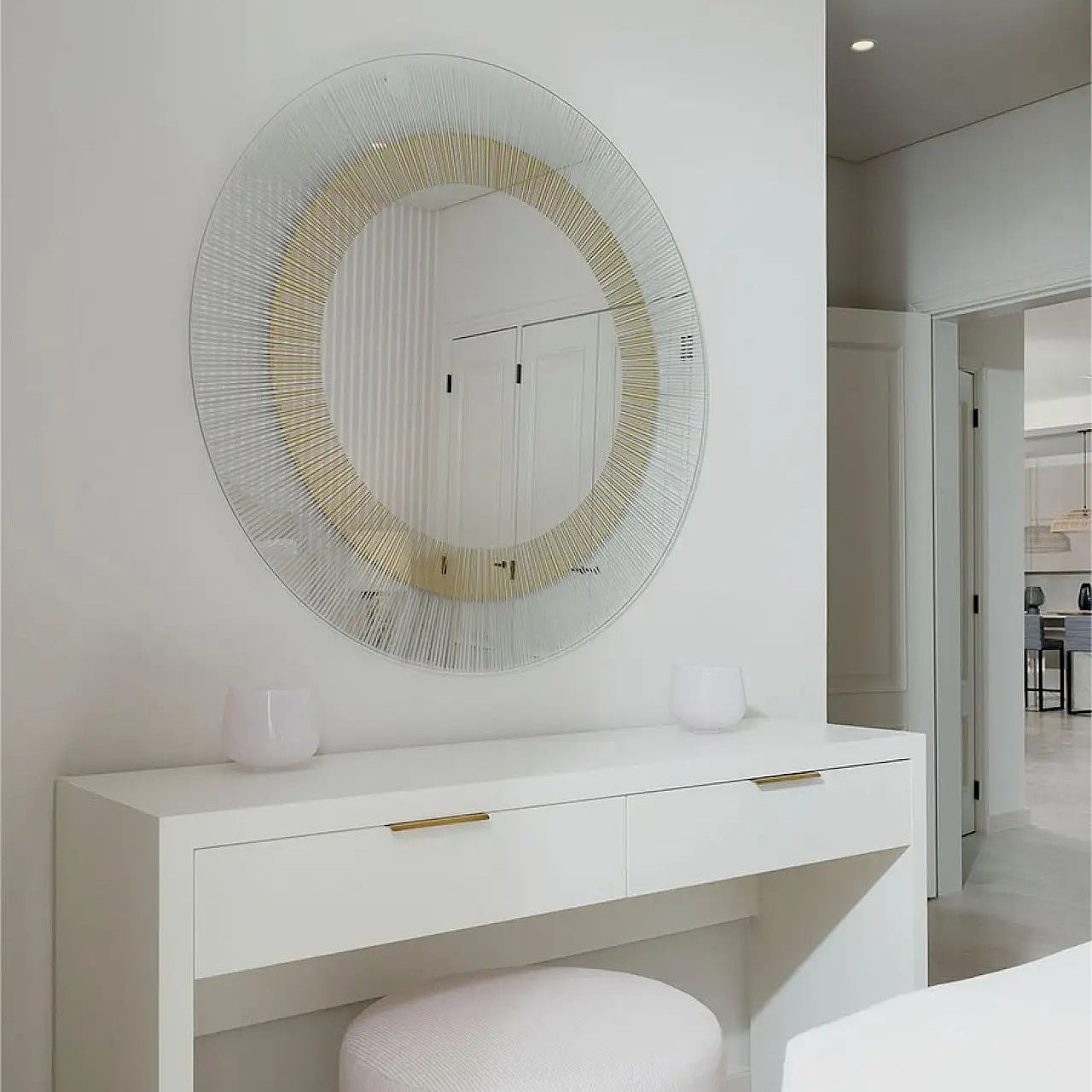 Miroir soleil doré 105 cm dans une pièce lumineuse et élégante
