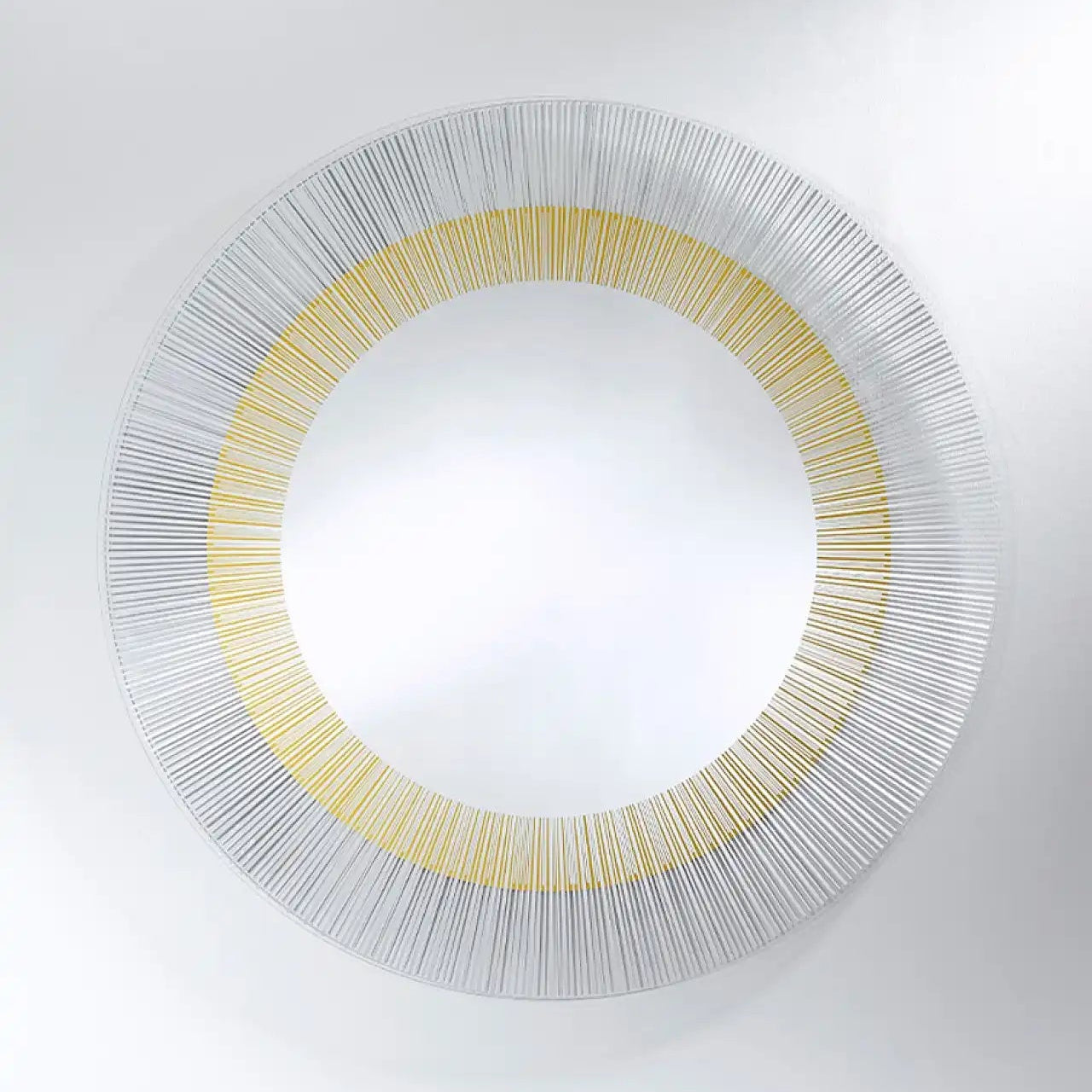 Miroir soleil doré 105 cm sur fond blanc
