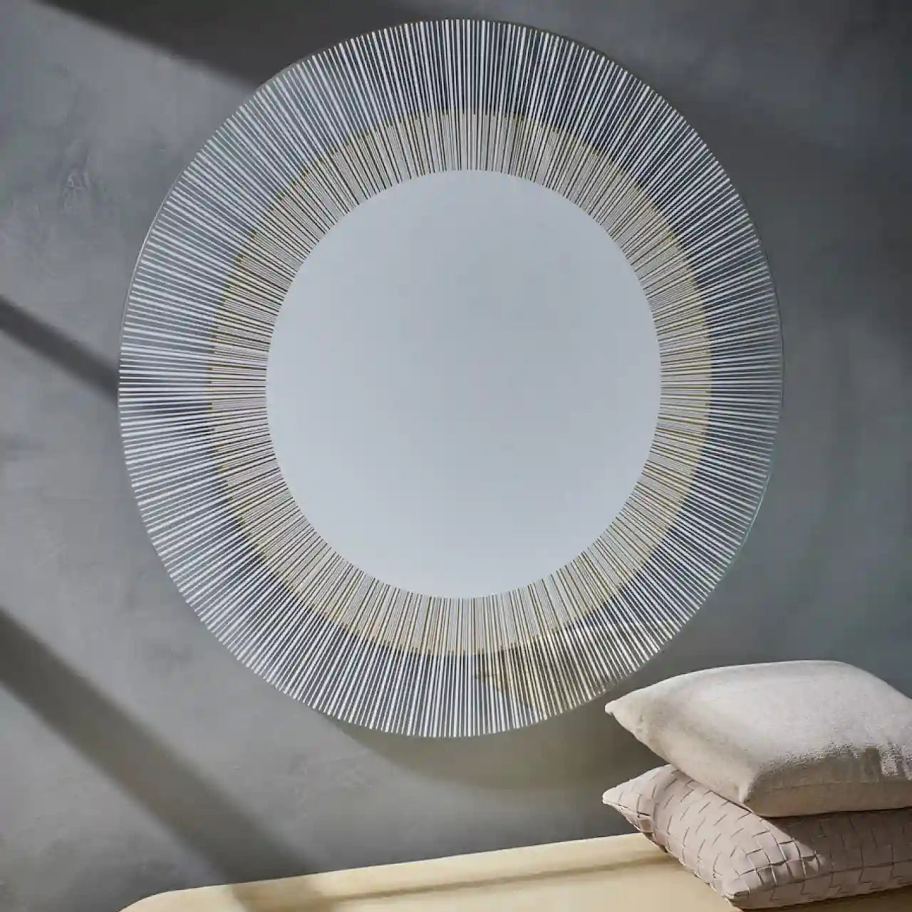 Miroir soleil doré 105 cm en situation dans un espace décoratif
