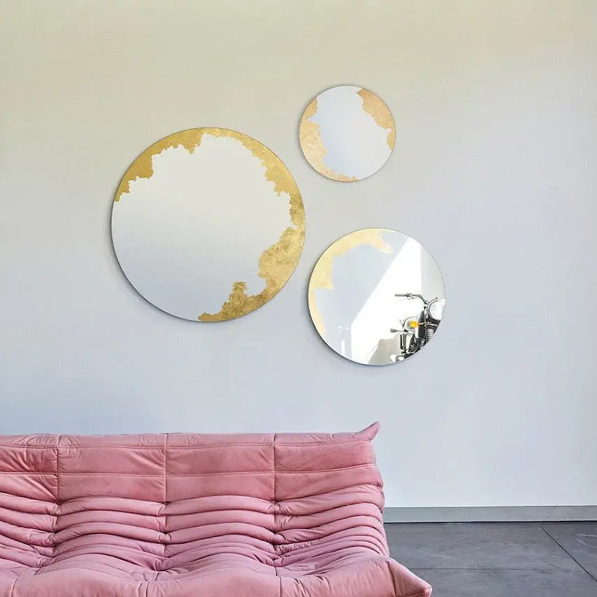 Composition décorative avec miroir or rotatif et éléments de décoration luxueux assortis