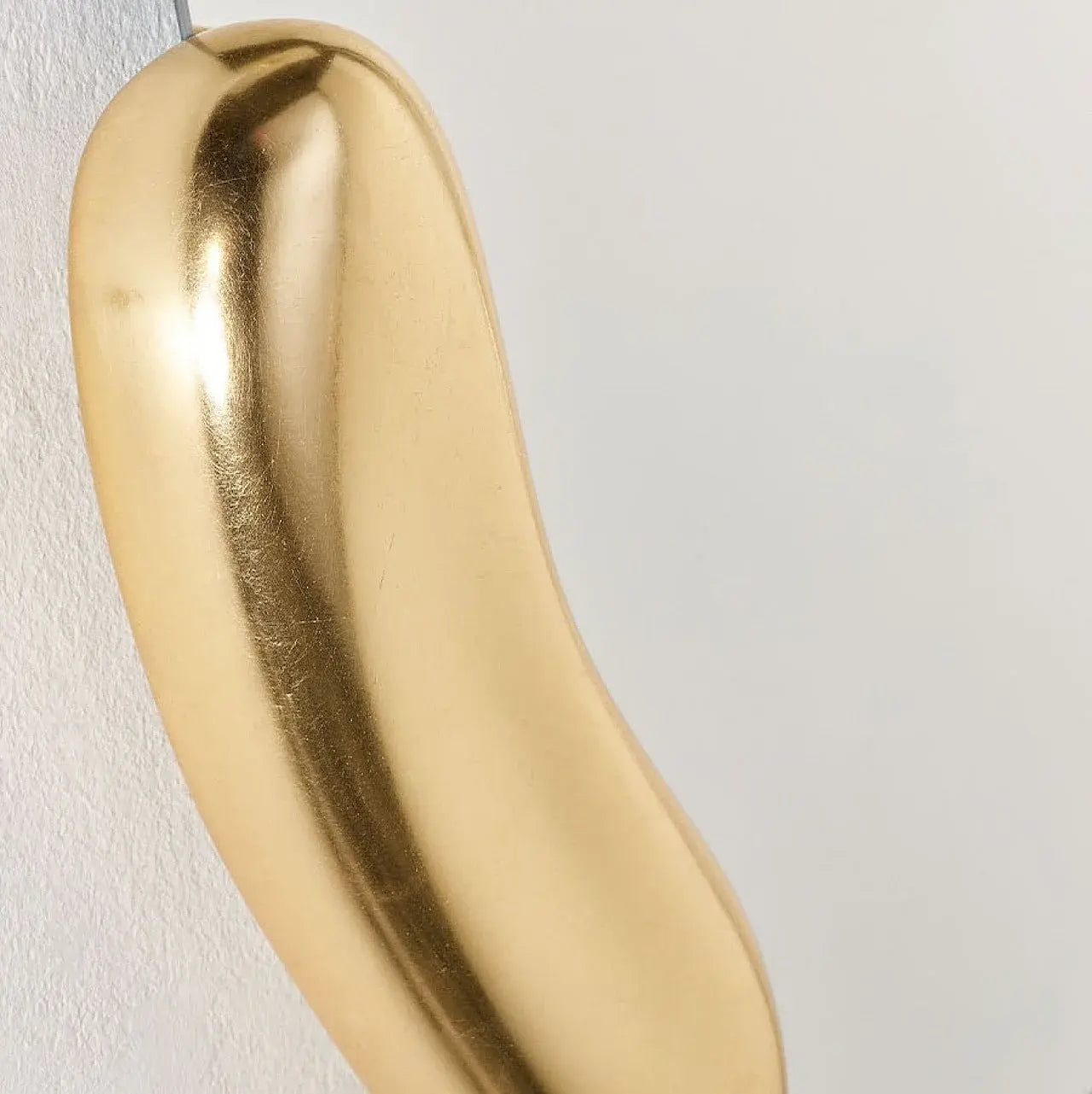 Détail de la finition or premium et luxueuse du miroir asymétrique