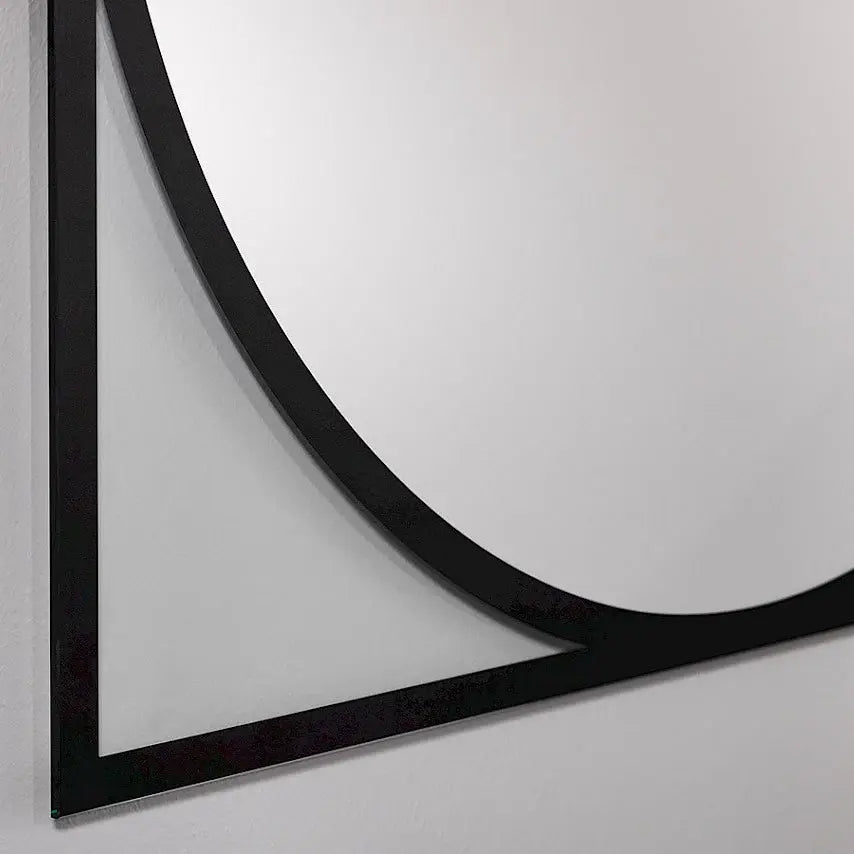 Gros plan sur la sérigraphie noire du miroir mural design