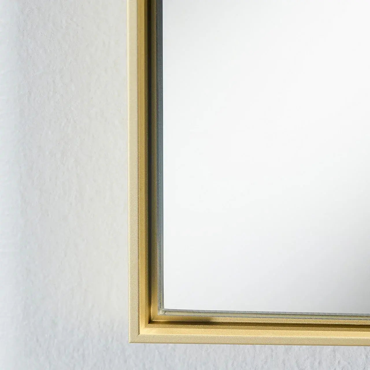 Grand miroir doré détail cadre finition dorée élégante
