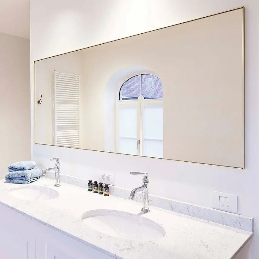 Grand miroir doré salle de bain design luxueux