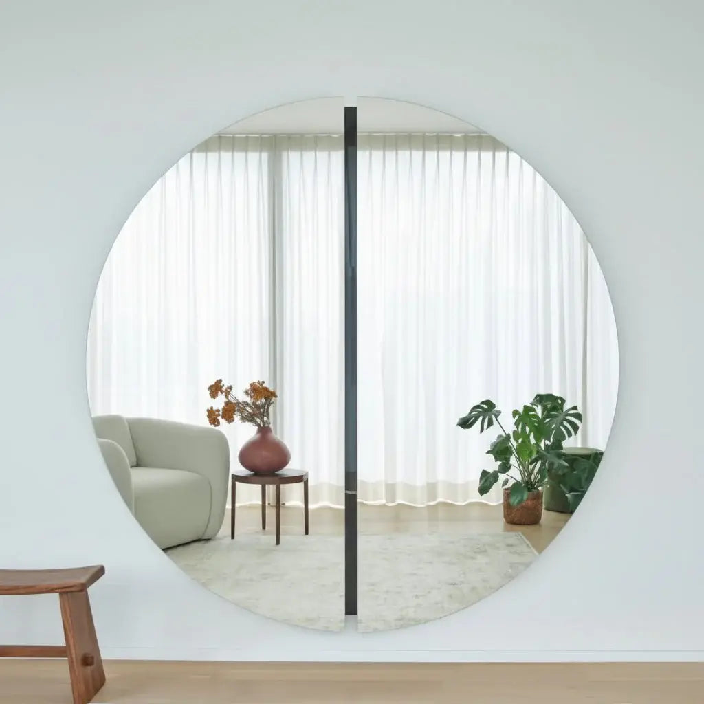 Grand miroir rond noir 150 cm en décoration murale dans un salon contemporain