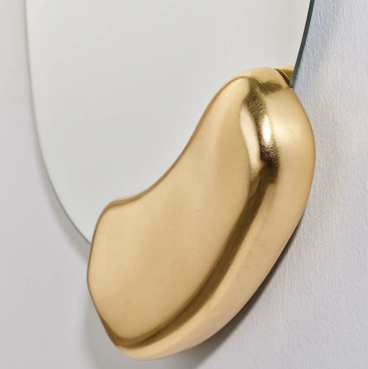 Jeu de reflets et effet de lumière créé par le miroir asymétrique or