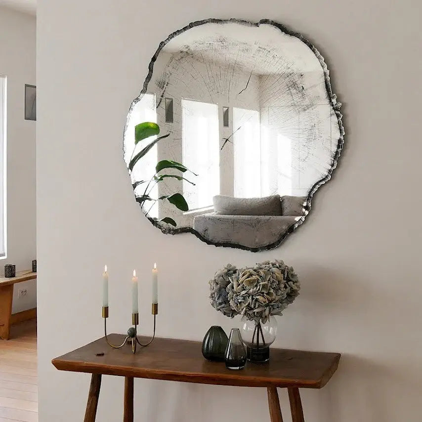 Vue de profil du miroir décoratif montrant sa forme organique irrégulière
