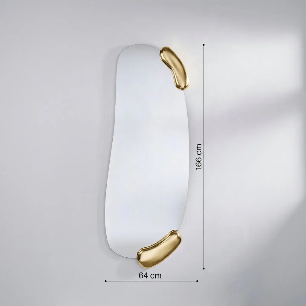 Miroir doré asymétrique comme élément décoratif dans une chambre élégante