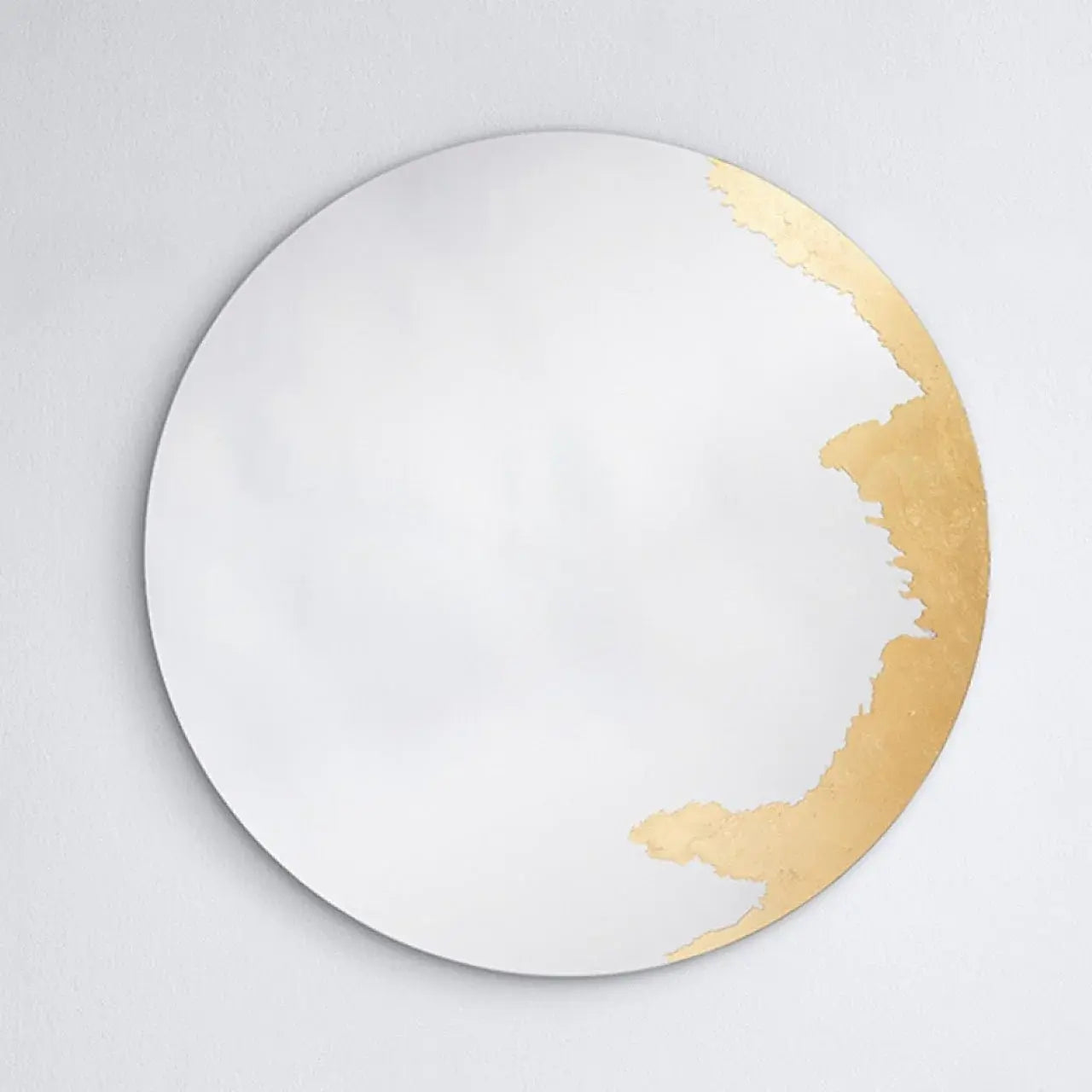 Miroir doré avec feuilles d'or comme pièce décorative dans une chambre élégante