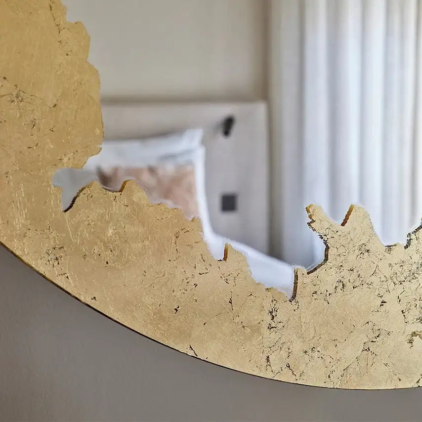 Miroir doré rond chambre ambiance chaleureuse