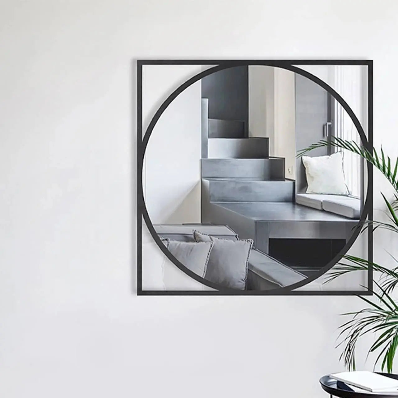 Miroir mural design noir intégré dans une décoration murale moderne