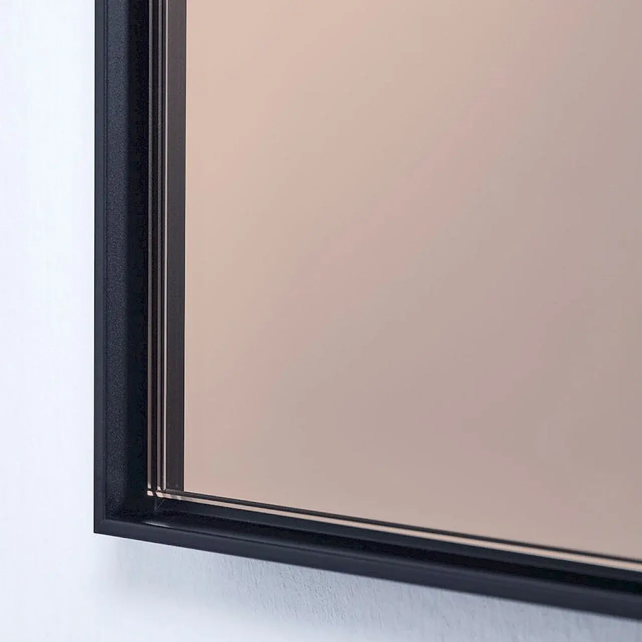Détail du cadre aluminium noir satiné du miroir mural grande taille Miroir 