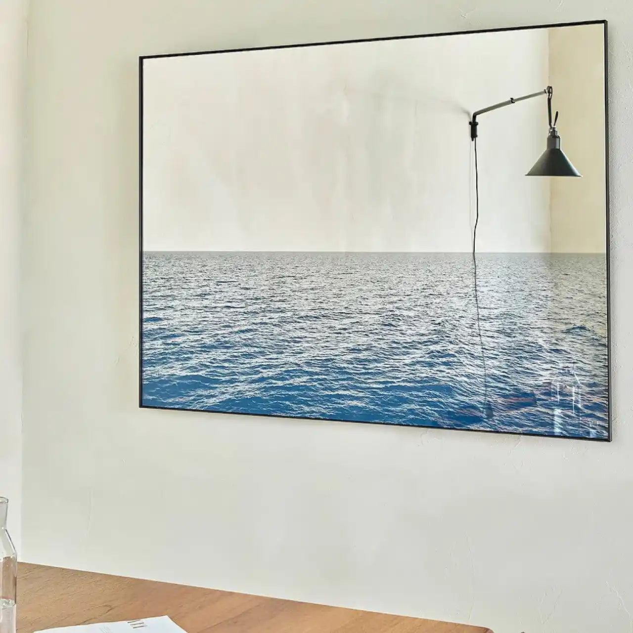 Miroir rectangulaire bleu sérigraphié en décoration murale dans une chambre moderne